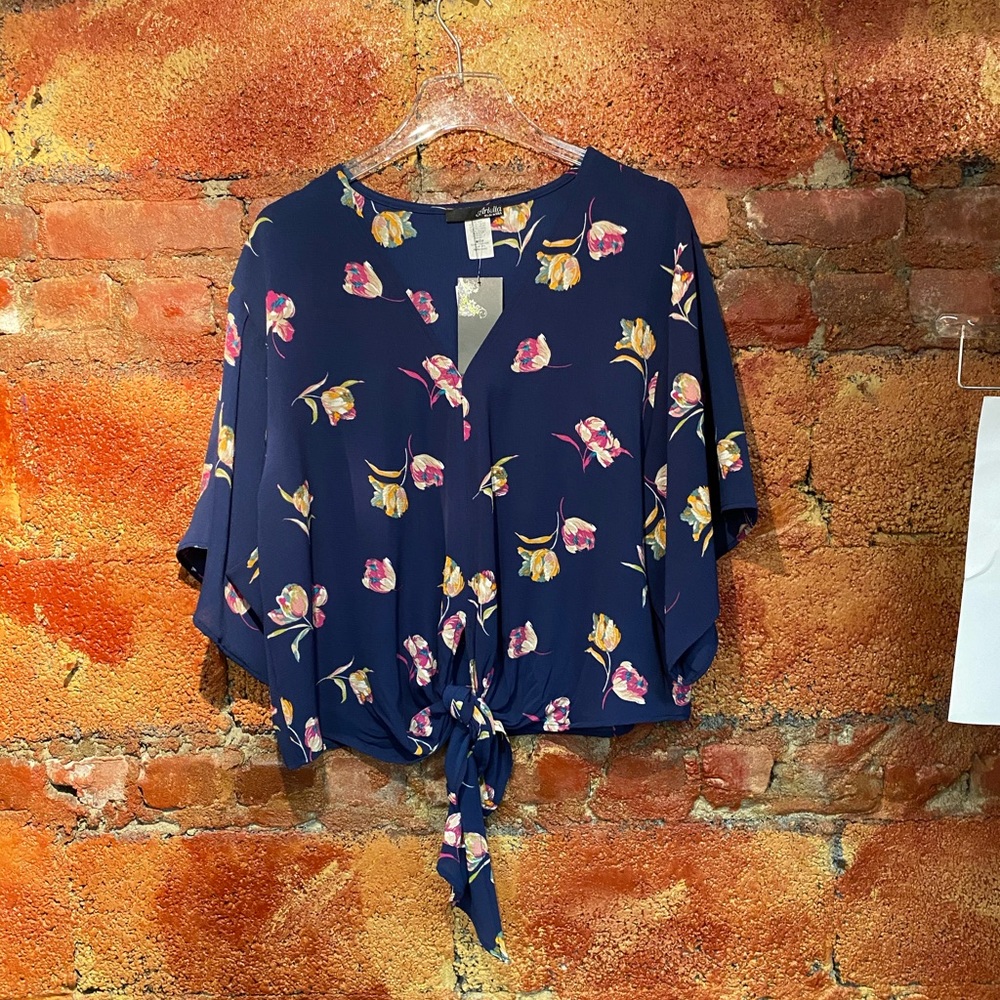 🌷ARIELLA NAVY TOP